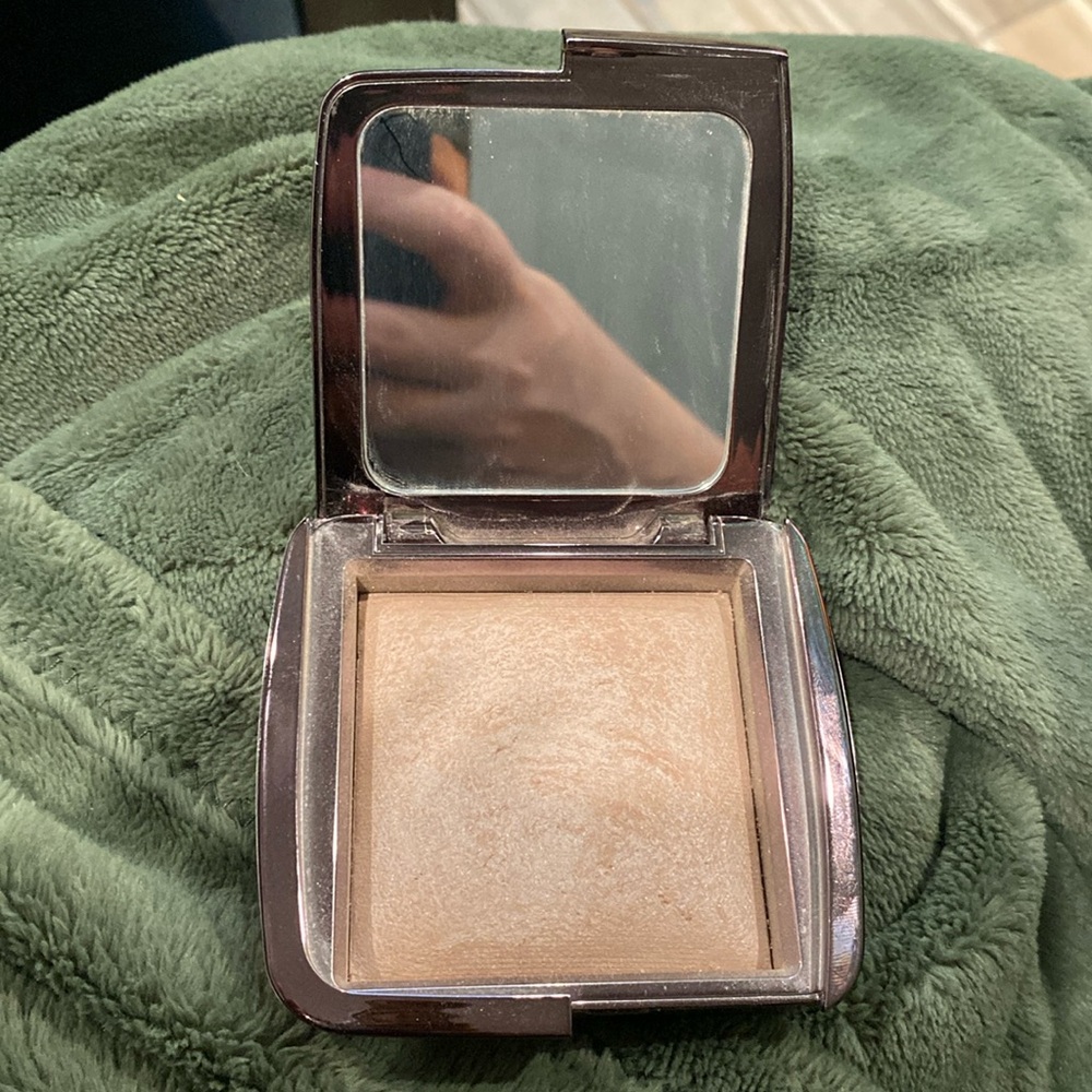 COPY - HOURGLASS Ambient lighting powder in shade: “Luminous Light” Brand new.